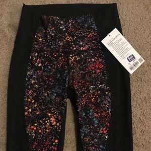 NWT Flowerescent Wunder Under HR Crops